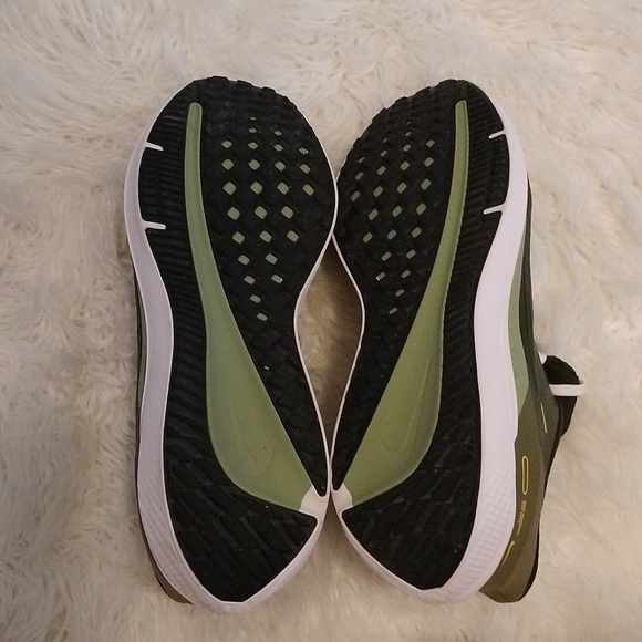 NWOT Men's Nike running shoes Sequoia/University Gold - Picture 10 of 12